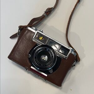 Vintage 60s Yashica J Rangefinder 35mm Film Camera w/ Leather Case Made in Japan